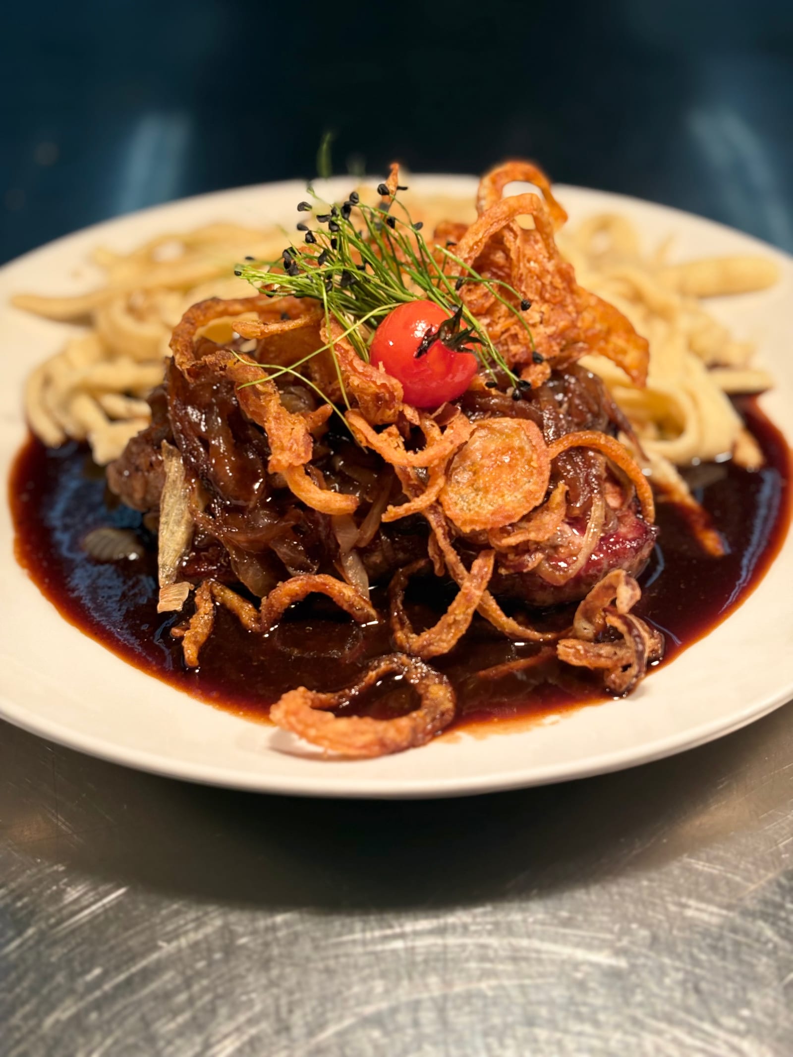 Saftiges Rumpsteak mit Rotweinsauce, Röstzwiebeln und Spätzle