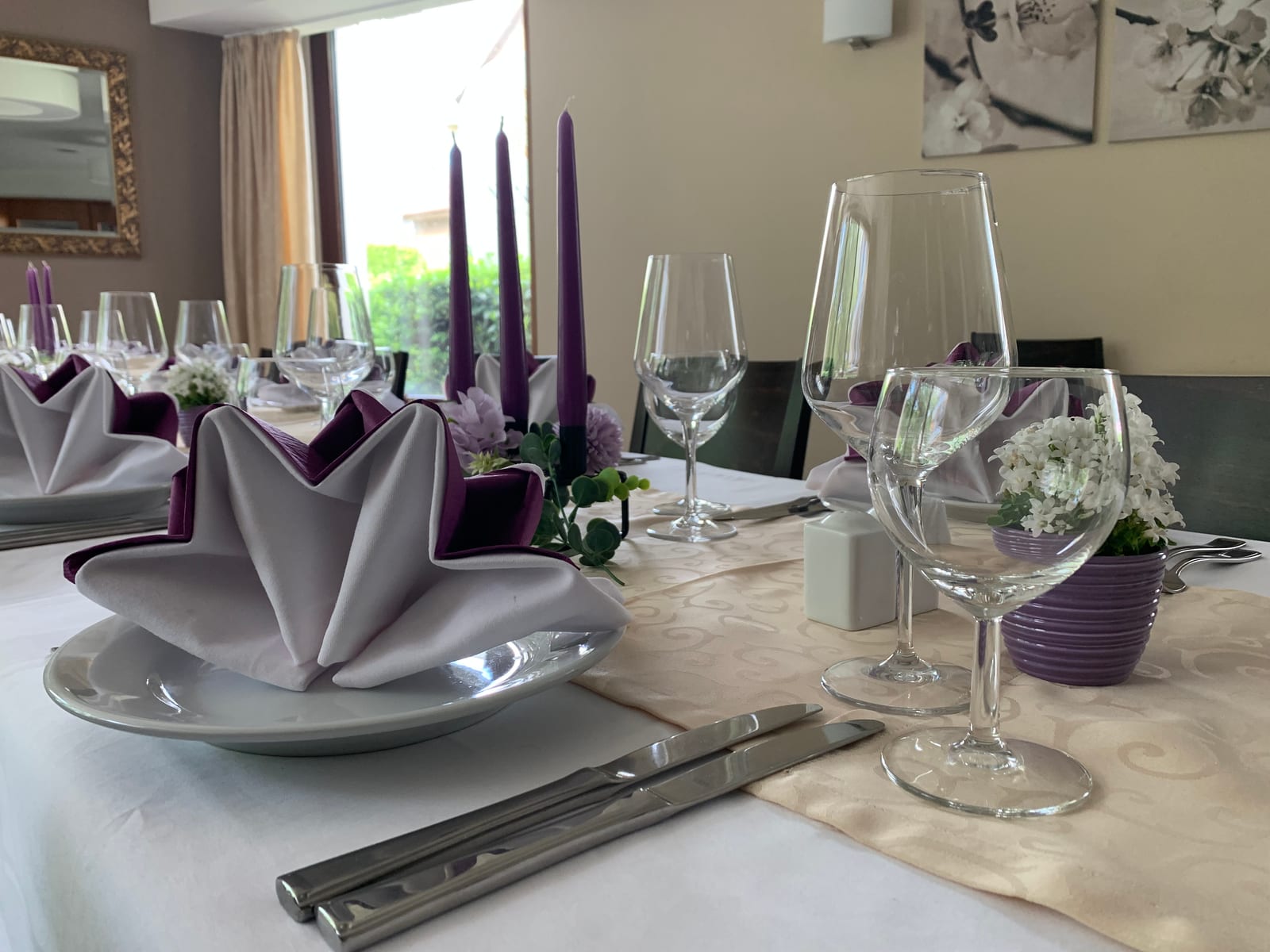 Eingedeckte Tafel im Nebenraum in Violett