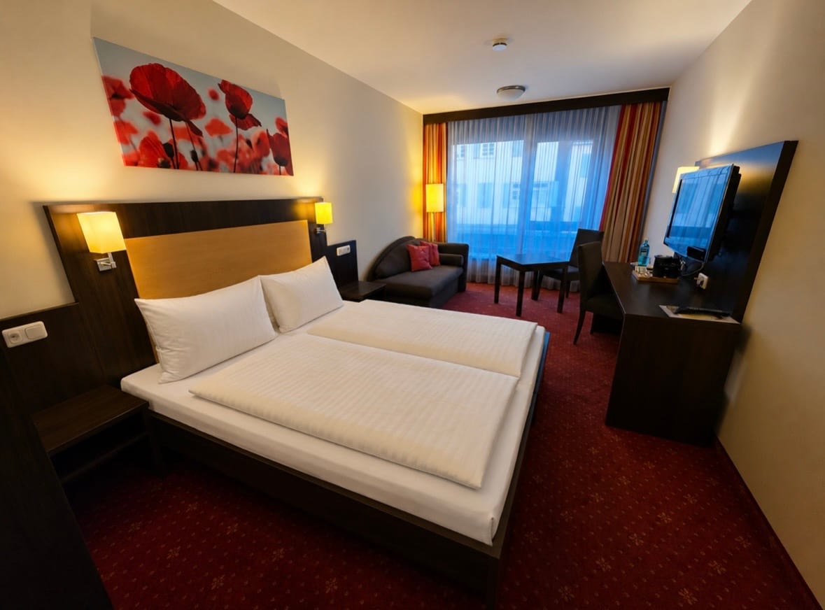 Doppelzimmer Komfort im Hotel Sonne-Post Murrhardt mit Schreibtisch und Couch